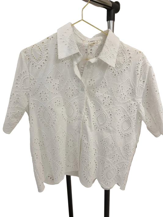Weiße Baumwollbluse mit Broderie Anglaise & Wellenabschluss
