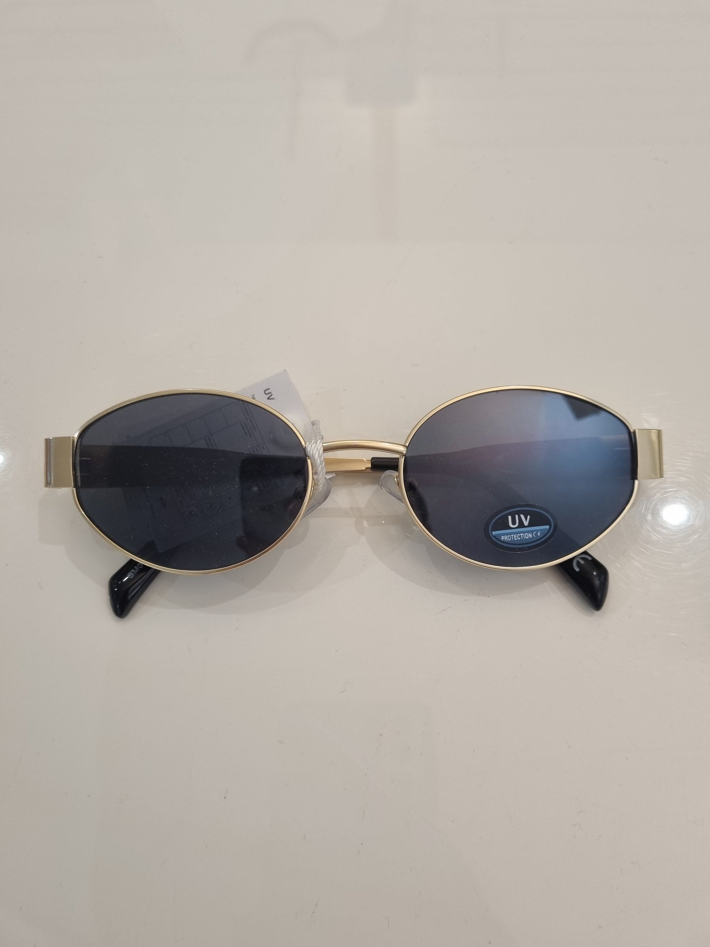 Goldene ovale Sonnenbrille mit UV-Schutz