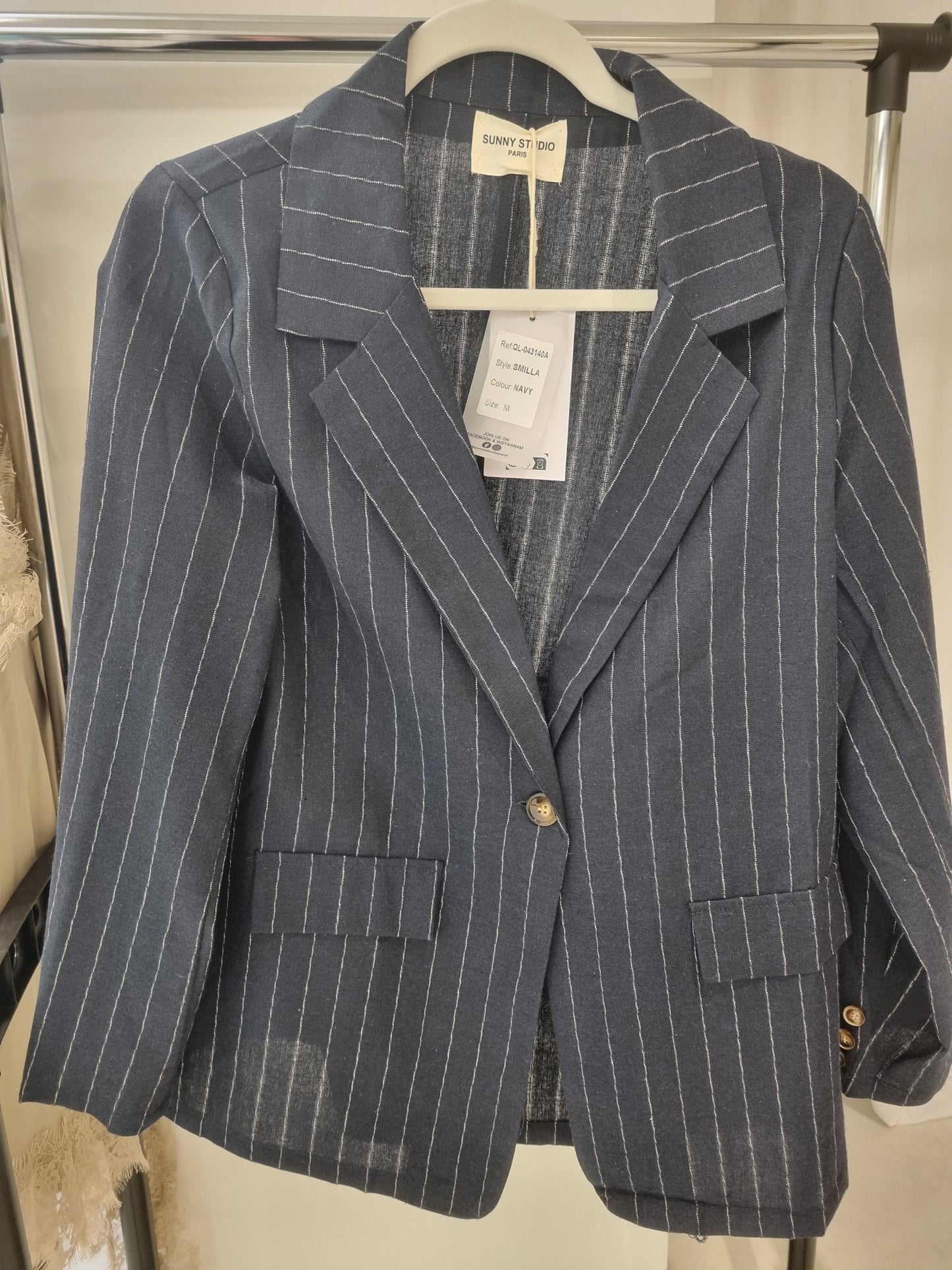 Dunkelblauer Nadelstreifen Blazer mit Ein-Knopf-Verschluss