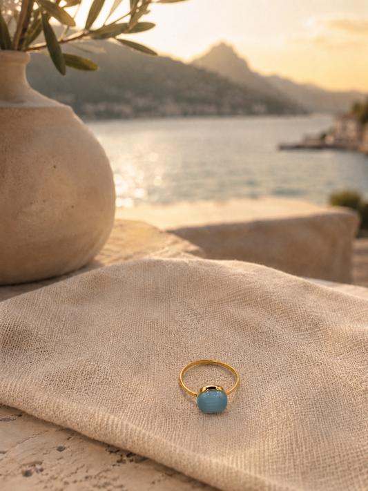 Filigraner Goldring mit hellblauem Cabochon-Stein