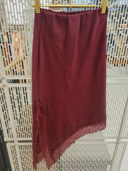 Beiger Satin Rock mit Spitzen-Details