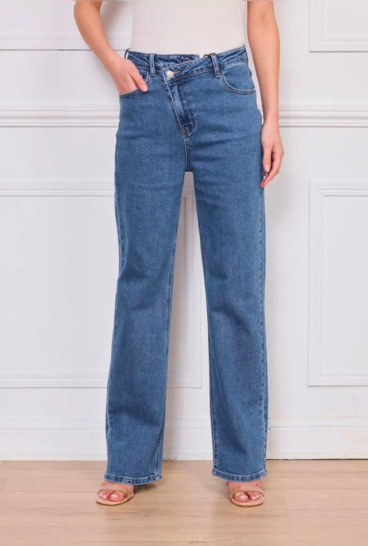 Blaue Jeans mit asymmetrischer Crisscross-Knopfleiste
