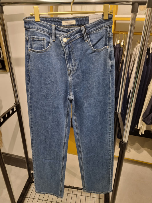 Blaue Jeans mit asymmetrischer Crisscross-Knopfleiste
