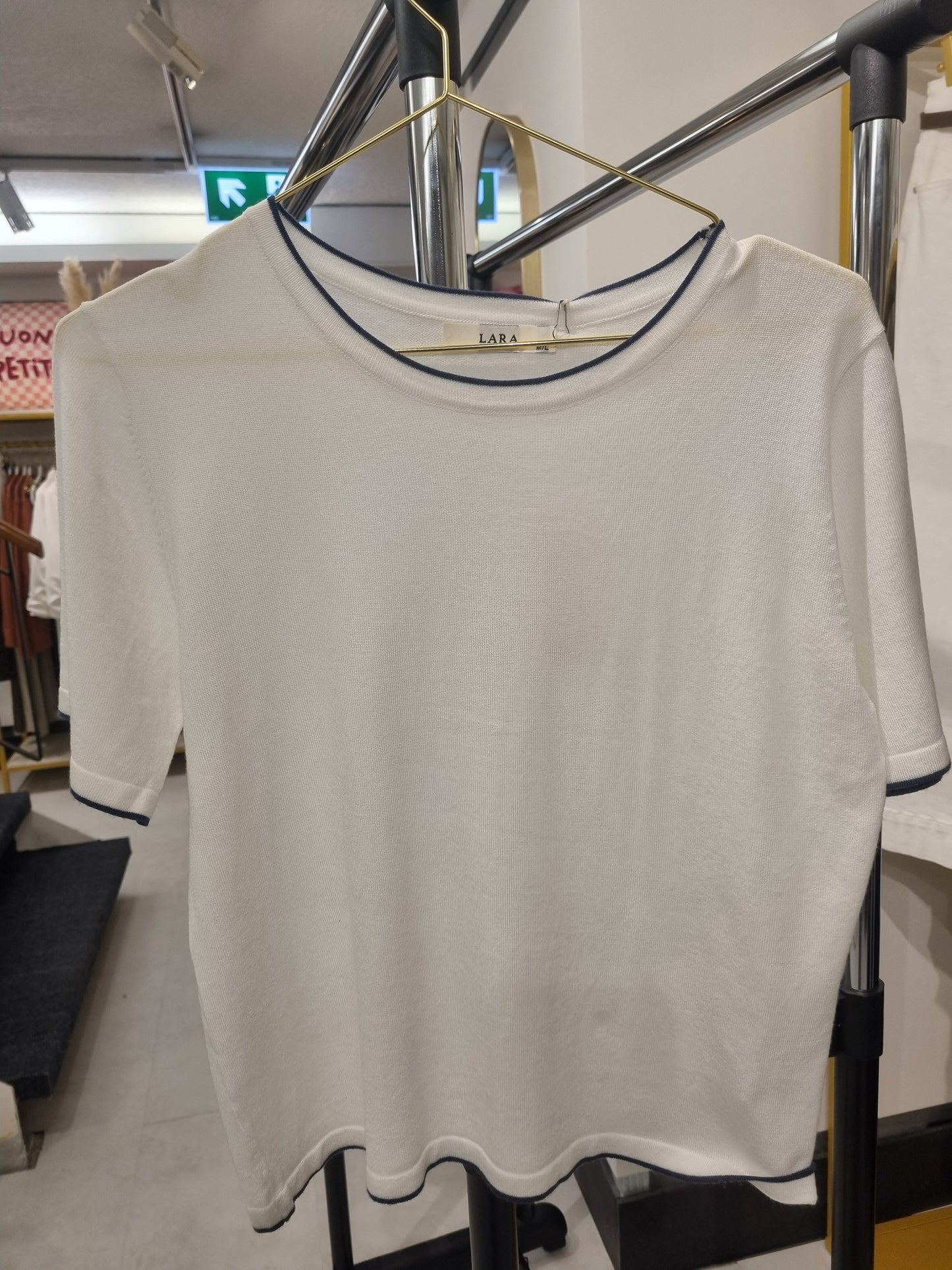 Cremefarbenes Strick-T-Shirt mit dunkelblauem Streifen