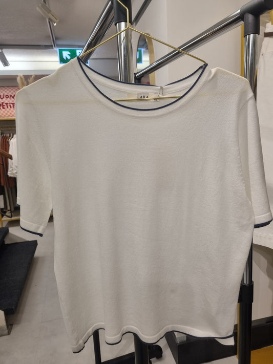 Cremefarbenes Strick-T-Shirt mit dunkelblauem Streifen