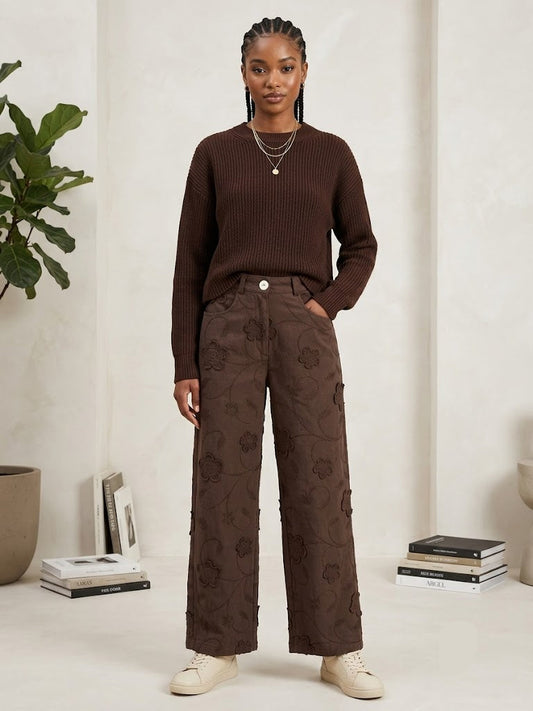 Weit geschnittene braune Hose mit Perlen- und Blumenmuster