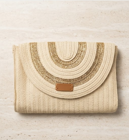 Beige-goldene Strohtasche mit Metallstreifen