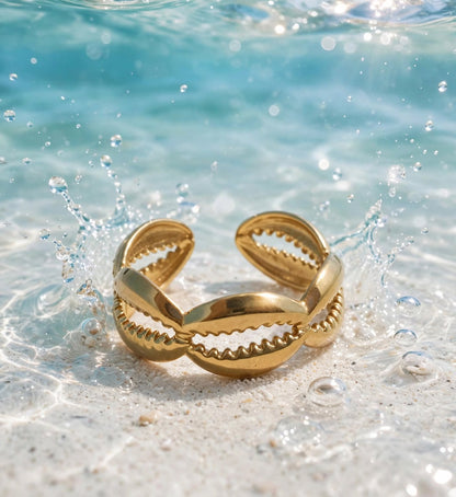 Caya Ring – Wasserfester Kaurimuschel Ring vergoldet