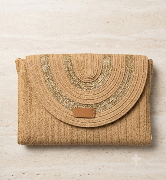 Beige-goldene Strohtasche mit Metallstreifen